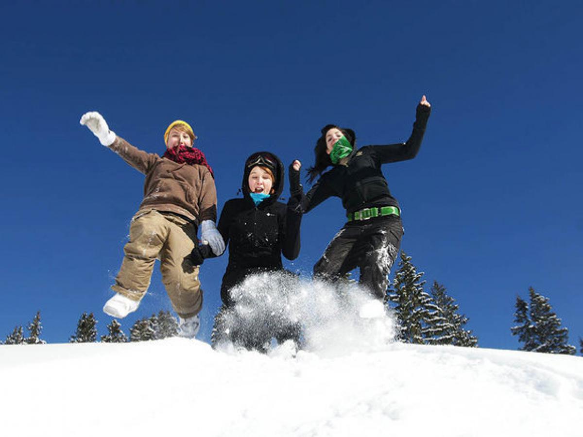 Drei Snowboarderinnen in Bewegung 